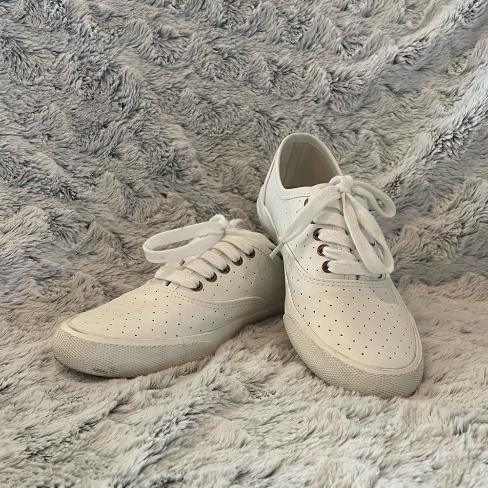 White tennis shoes